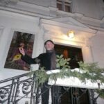 Arik Brauer begrüßt Tera-Vienna in seiner Villa Tera-Vienna bei Arik Brauer