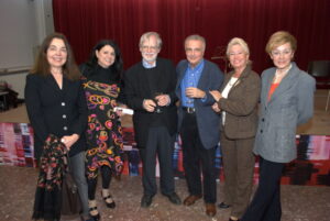 Ernst Zdrahal flankiert von KünsterInnen und TeranerInnen