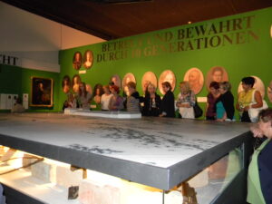 bei der Führung durch die Ausstellung bei der Führung durch die Ausstellung