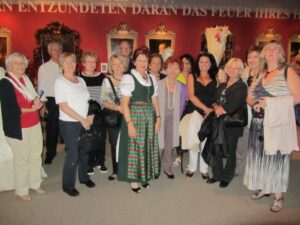 bei der Führung durch die Ausstellung bei der Führung durch die Ausstellung