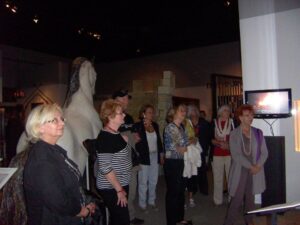bei der Führung durch die Ausstellung bei der Führung durch die Ausstellung