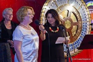 Tera-ViennART Künstlerin Cäcilie Pogats, dahinter Tera-ViennART Künstlerin Brigitte Fischer Tera-ViennART Künstlerin Cäcilie Pogats, dahinter Tera-ViennART Künstlerin Brigitte Fischer