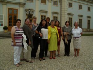 Teranerinnen vor dem Schloss Halbturn Teranerinnen vor dem Schloss Halbturn