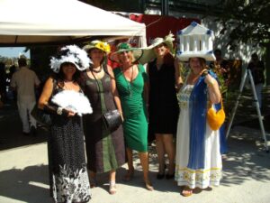 Wohlbehütete Teranerinnen beim Eingang zum Trabrennplatz Baden Wohlbehütete Teranerinnen beim Eingang zum Trabrennplatz Baden