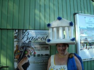 Tera-ViennART Künstlerin Evelyne Pallanich mit einem der originellsten Hüte Tera-ViennART Künstlerin Evelyne Pallanich mit einem der originellsten Hüte