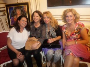 SAM_8675 Maria Mazakarini mit einigen Damen ihres Netzwerks Tera-Vienna