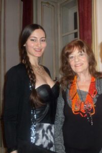 SAM_8680 Dina Larot mit ihrem Kalendermodell des Monats März 2014.