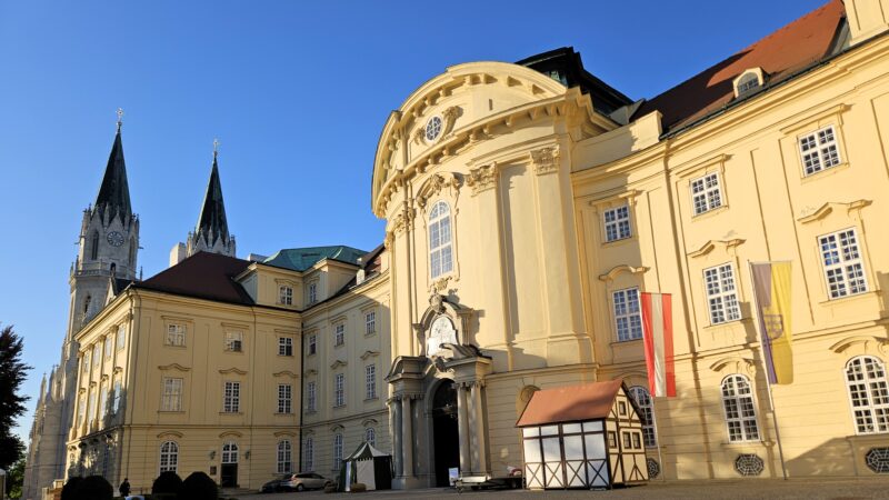 10. Juli 2026 Exklusive Kuratorenführung für Tera-Vienna durch die Jahresausstellung „Karten auf den Tisch“ im Chorherrenstift Klosterneuburg